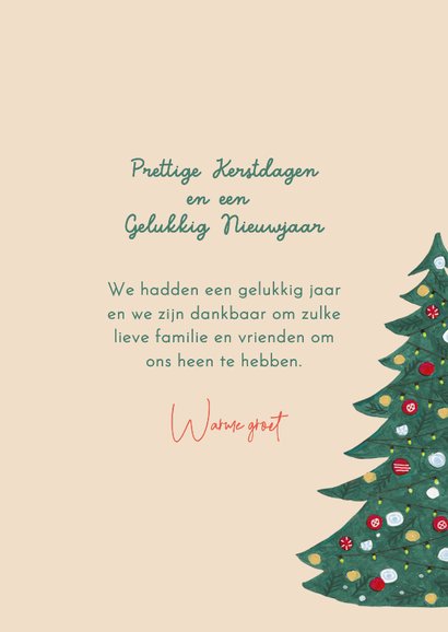 Kerstkaart vrouw leest boek in woonkamer 3