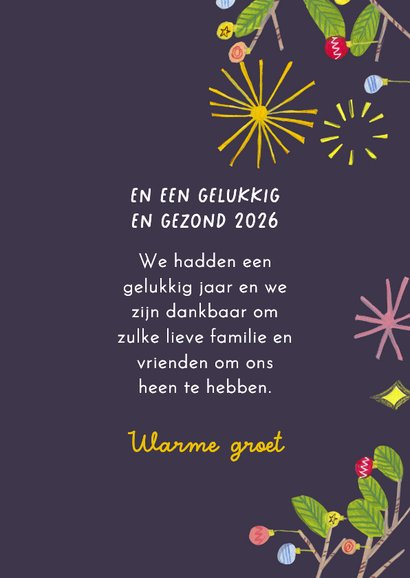 Kerstkaart vuurwerk in de stad met sneeuw 3