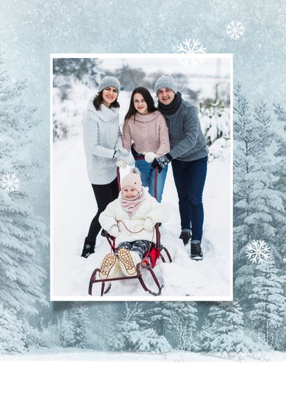 Kerstkaart winters landschap foto sneeuwvlokken dennenbomen 2