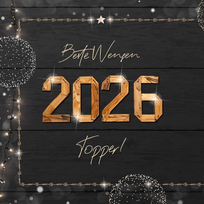 Kerstkaart zakelijk met houten jaartal en frame van lichtjes 2