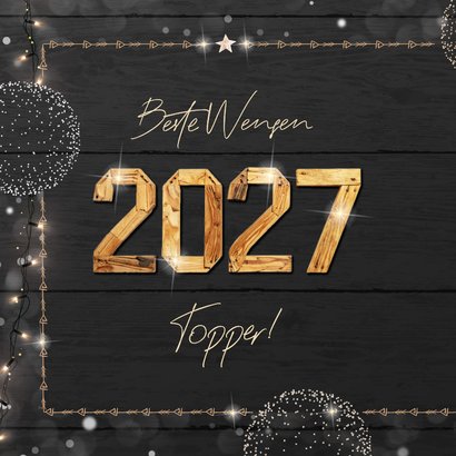 Kerstkaart zakelijk met houten jaartal en frame van lichtjes 2