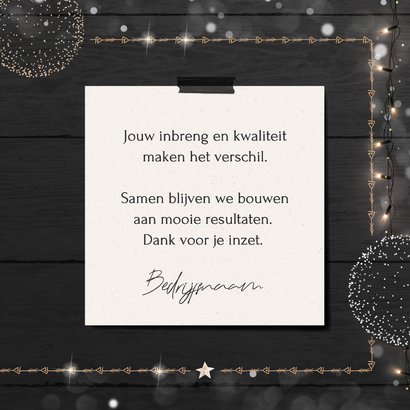 Kerstkaart zakelijk met houten jaartal en frame van lichtjes 3