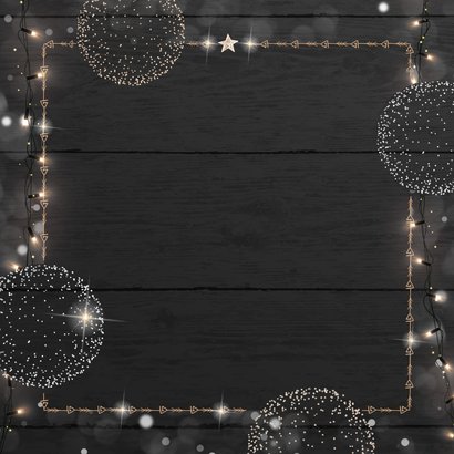 Kerstkaart zakelijk met houten jaartal en frame van lichtjes Achterkant