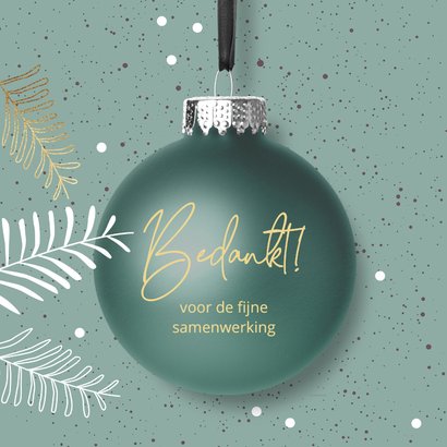 Kerstkaarten zakelijk kerstbal met kersttakken 2