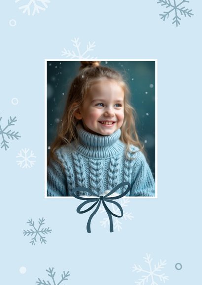 Kerstkaartje met foto en sneeuwvlokjes lichtblauw winter 2