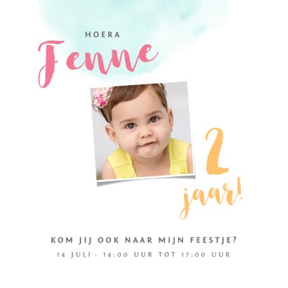 Kinderfeestje uitnodiging meisje hip met taart illustratie 3