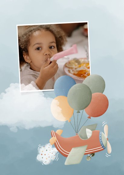 Kinderfeestje uitnodiging met vliegtuig ballonnen en foto 2