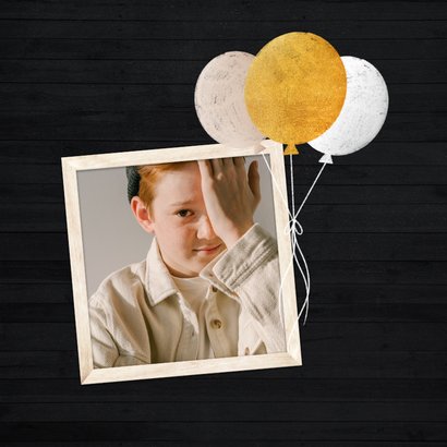 Kinderfeestje uitnodiging zwart hout met ballonnen goudlook 2