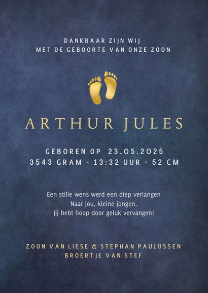 Klassiek staand geboortekaartje jongen met goudlook voetjes 3