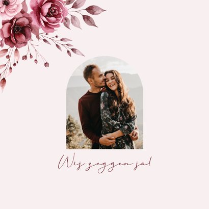 Klassieke trouwkaart uitnodiging in roze met aquarel rozen 2