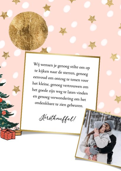 Kleurrijke kerstkaart kerstboom cadeau's goudlook sterren 3