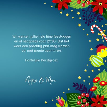 Kleurrijke kerstkaart met flamingo en bloemen 3