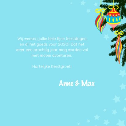 Kleurrijke kerstkaart met vrolijke kat 3