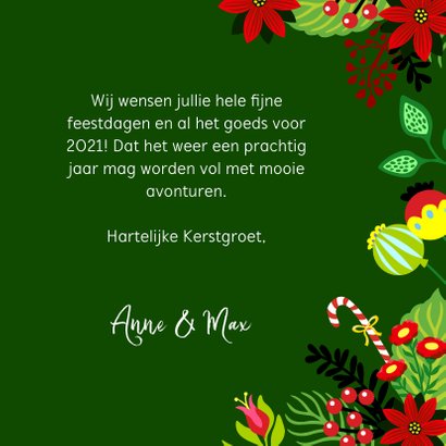 Kleurrijke kerstkaart met wasbeer en bloemen 3