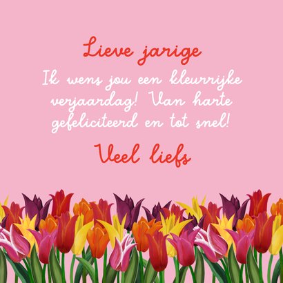 Kleurrijke verjaardagskaart met klomp en tulpen 3