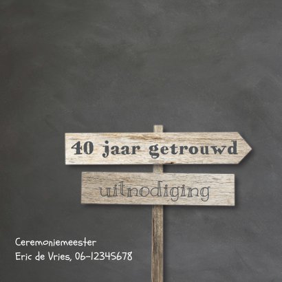 Krijtbord uitnodiging 40 jaar getrouwd - wegwijzers hout 2