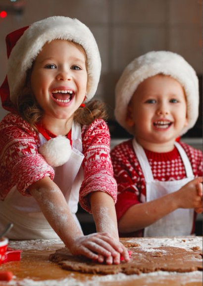 Leuke kerstkaart met houten kerstboom, foto's en krijtbord 2