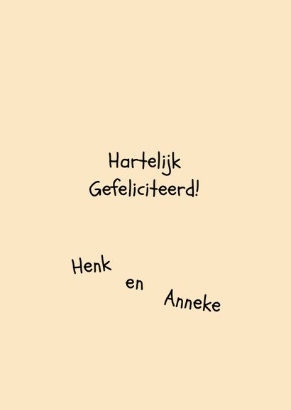 Leuke verjaardagskaart met vrouw die een taart omver blaast 2