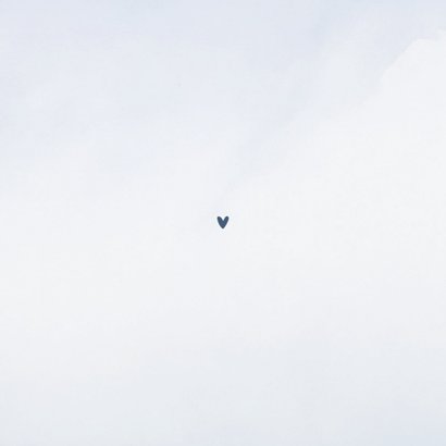 Lief minimalistisch geboortekaartje blauw waterverf hartje Achterkant