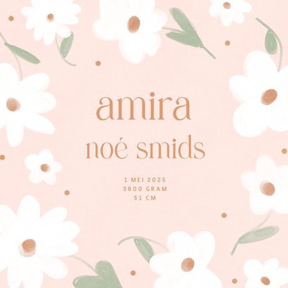 Lief roze geboortekaartje met witte bloemen en koperen tekst 2