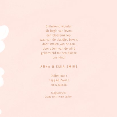 Lief roze geboortekaartje met witte bloemen en koperen tekst 3