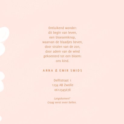 Lief roze geboortekaartje met witte bloemen en koperen tekst 3