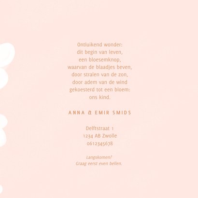 Lief roze geboortekaartje met witte bloemen en koperen tekst 3