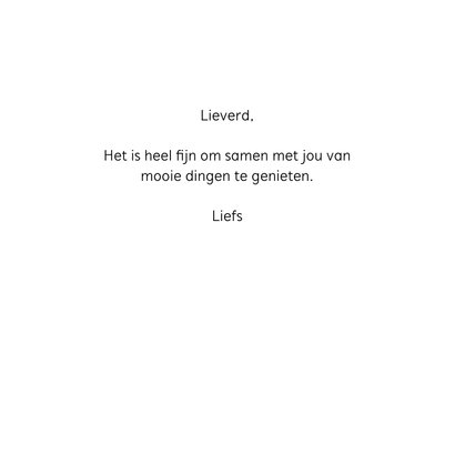 Liefde kaart vol kleurige bloemen en twee vliegende bijen 3