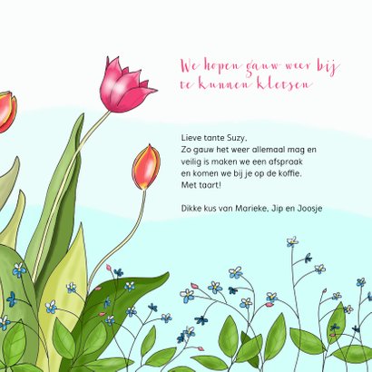 Liefde - knuffelende vosjes tussen de tulpen 3