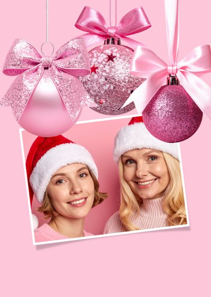 Liefdevol en grappige kerstkaart met kerstbal en strik 2