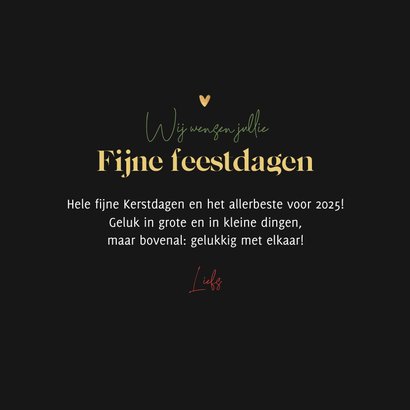 Liefdevolle kerstkaart kersttakjes krans goud hartjes foto	 3