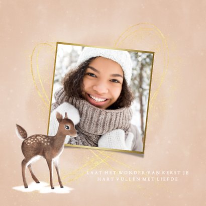 Liefdevolle, warme kerstkaart met hertje, hartje en sneeuw 2