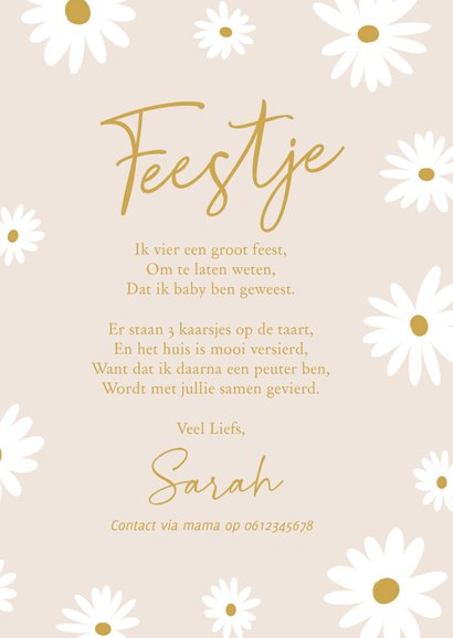 Lieve beige kinderfeestje uitnodiging met bloemetjes en goud 3