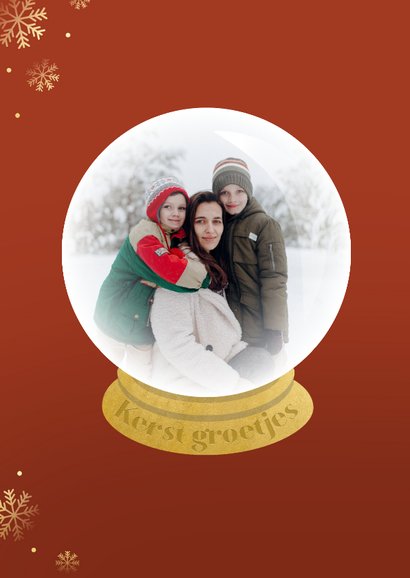 Lieve kerstkaart in rood met gouden sneeuwbol hertje vogel 2