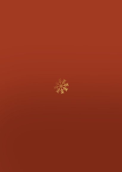 Lieve kerstkaart in rood met gouden sneeuwbol hertje vogel Achterkant