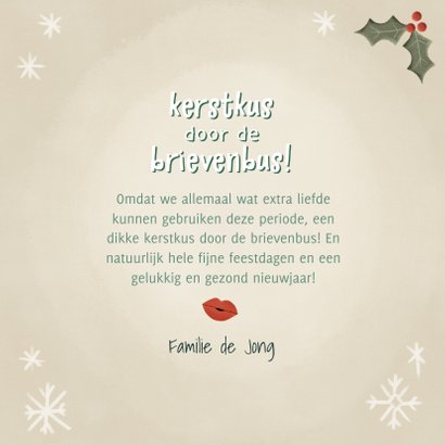 Lieve kerstkaart kerstkus door de brievenbus roodborstjes 3