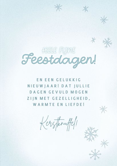 Lieve kerstkaart rendier maakt sneeuwengel Fijne Feestdagen 3