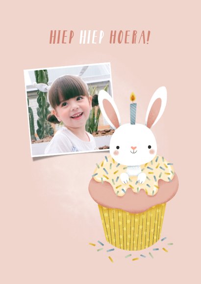 Lieve verjaardagskaart meisje met konijntje in cupcake 2