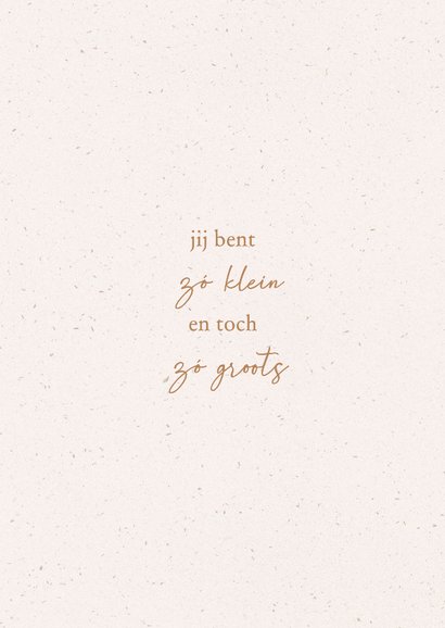 Minimalistisch beige geboortekaartje met papiertextuur 2