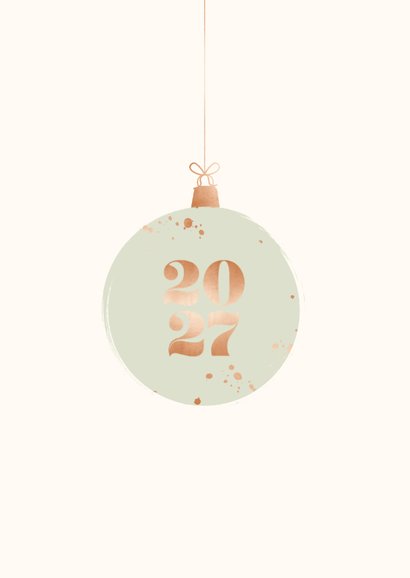Minimalistische kerstkaart met groene kerstbal en jaartal 2