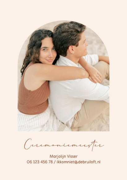 Minimalistische trouwuitnodiging met lijn beige terracotta 2