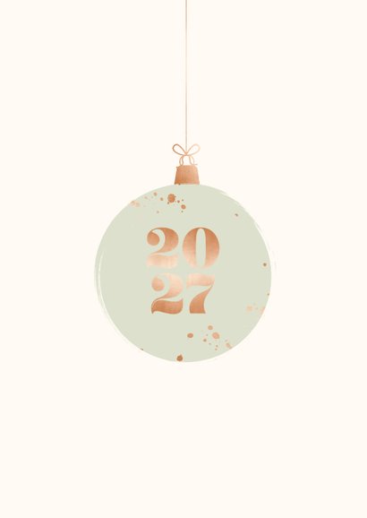 Minimalistische zakelijke kerstkaart met kerstbal en jaartal 2