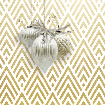 Modern Klassieke kerstkaart witte kerstbal gouden chevron 2