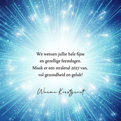 Moderne kerstkaart in blauw met kerstbal en licht 3