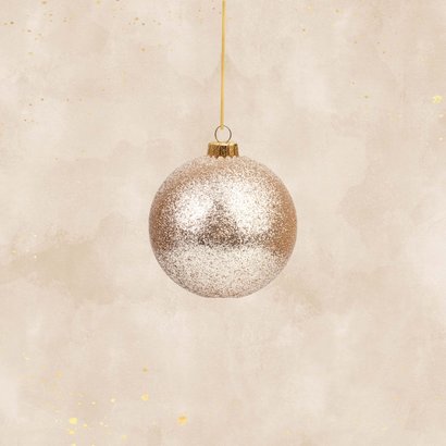 Moderne kerstkaart kerstballen foto's eucalyptus, magnolia Achterkant