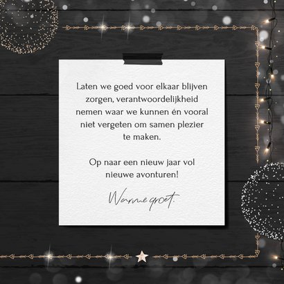 Moderne kerstkaart met houten jaartal en frame van lichtjes 3
