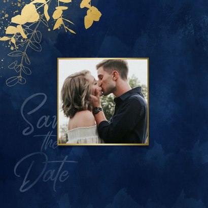 Moderne save the date kaart blauwe waterverf gouden planten 2