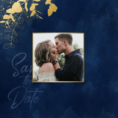 Moderne save the date kaart blauwe waterverf gouden planten 2