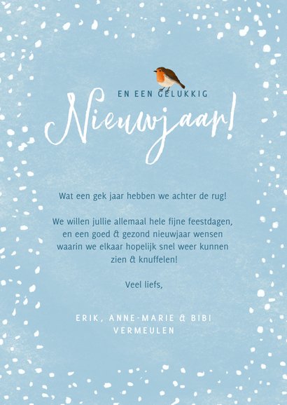 Moderne winterse kerstkaart met roodborstjes in de sneeuw 3