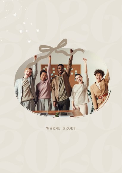 Moderne zakelijke kerstkaart linnen look beige 2026 logo 2